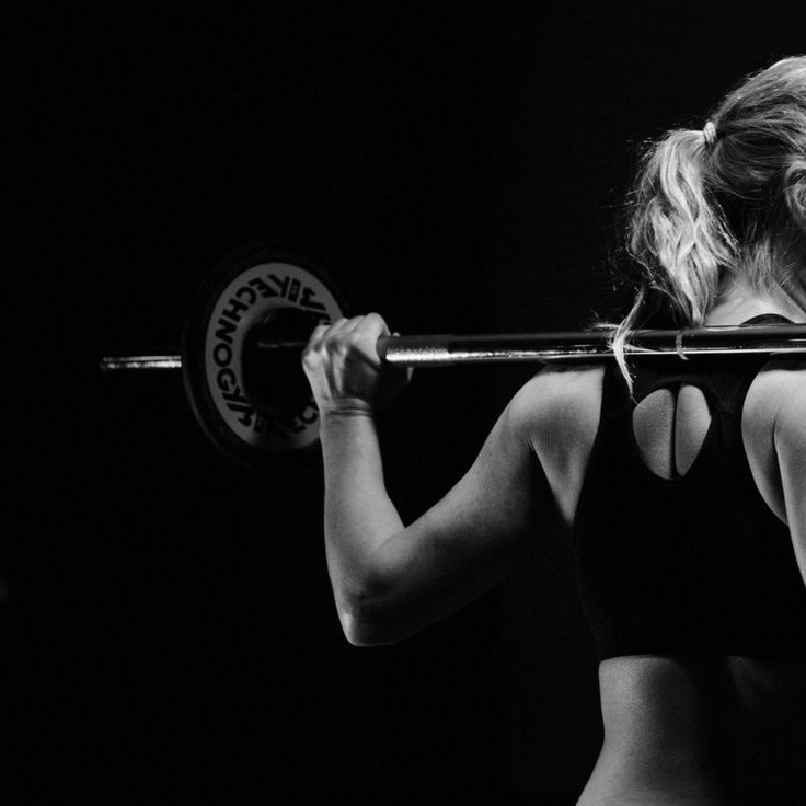 یک خانوم در حال وزنه برداری و تست 1RM عملی